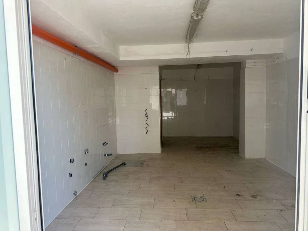 negozio in affitto a Napoli in zona Stella