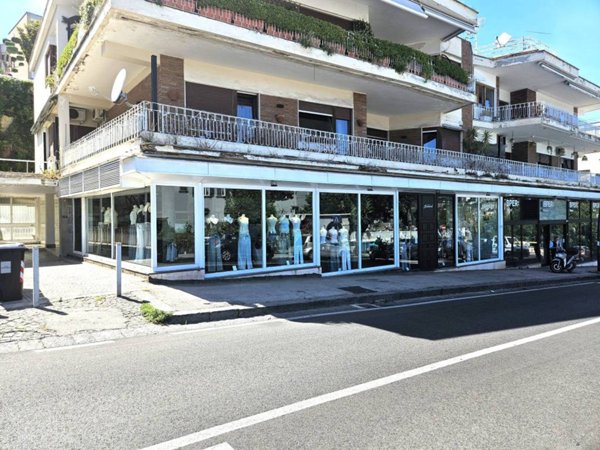 negozio in affitto a Napoli in zona Posillipo