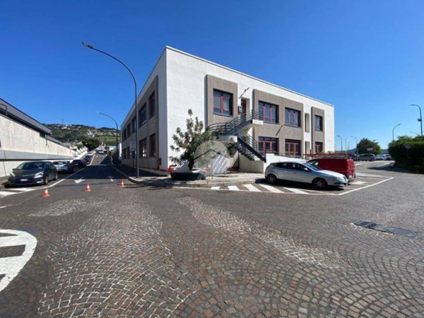 locale commerciale in affitto a Napoli in zona Bagnoli