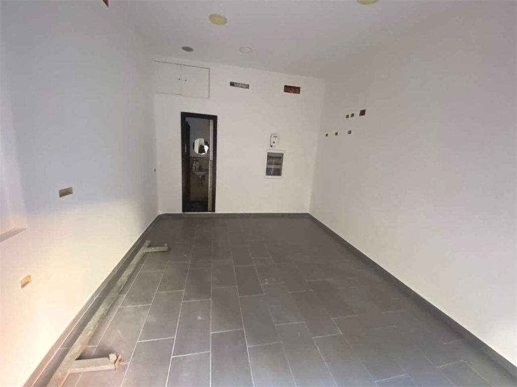 negozio in affitto a Napoli in zona Bagnoli