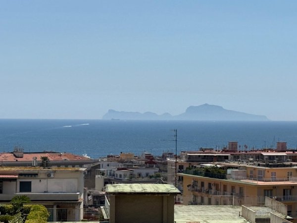 appartamento in affitto a Napoli in zona Chiaia