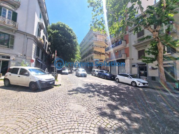 negozio in affitto a Napoli in zona Vomero