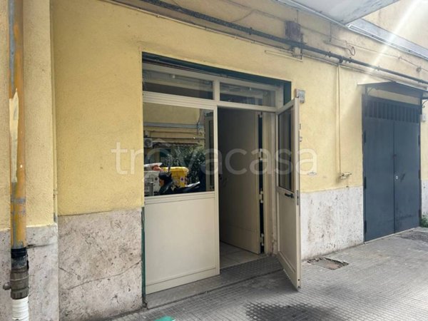 negozio in affitto a Napoli in zona Zona Industriale-Ferrovia