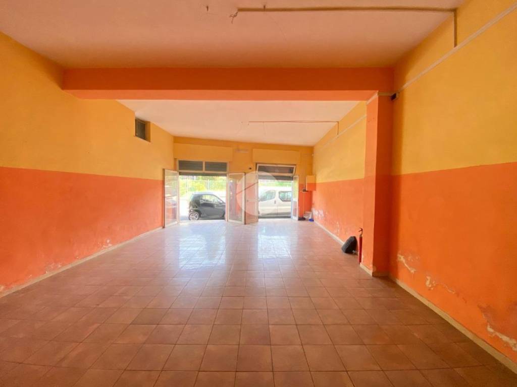 negozio in affitto a Napoli in zona Bagnoli