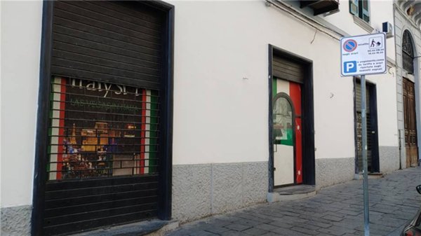 negozio in affitto a Napoli