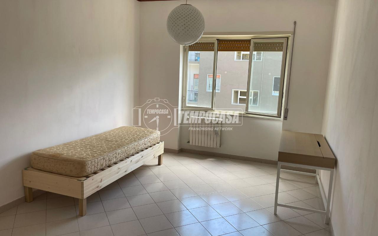 negozio in affitto a Napoli in zona Fuorigrotta