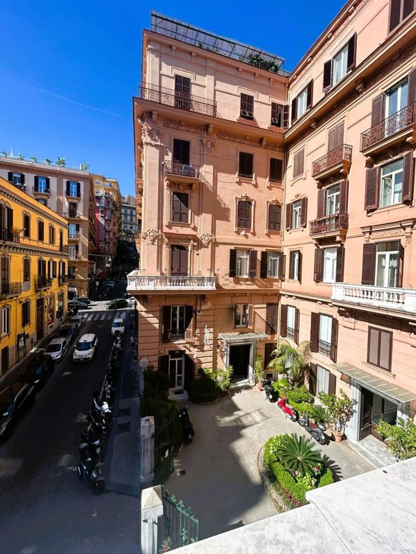 appartamento in affitto a Napoli in zona Chiaia