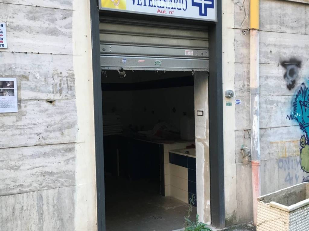 negozio in affitto a Napoli in zona Fuorigrotta