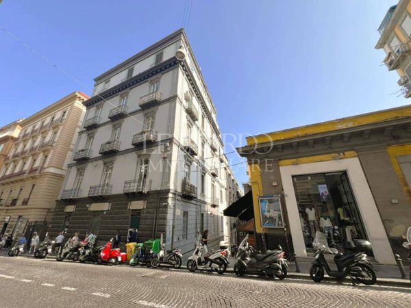negozio in affitto a Napoli in zona Chiaia