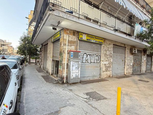negozio in affitto a Napoli