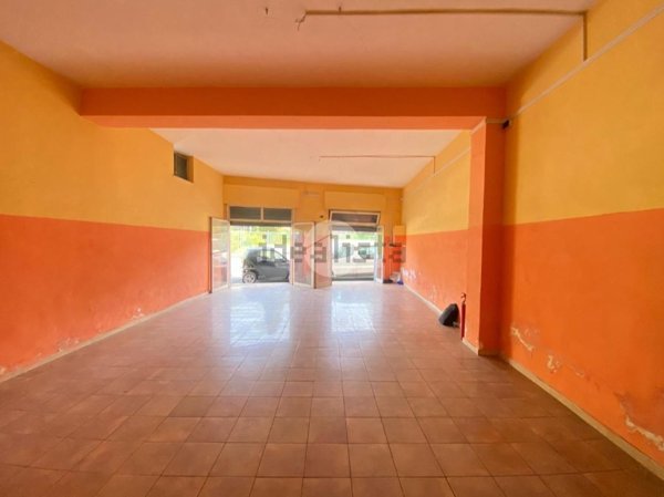 negozio in affitto a Napoli in zona Bagnoli