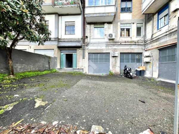 negozio in affitto a Napoli in zona Fuorigrotta