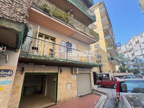 negozio in affitto a Napoli in zona Vomero