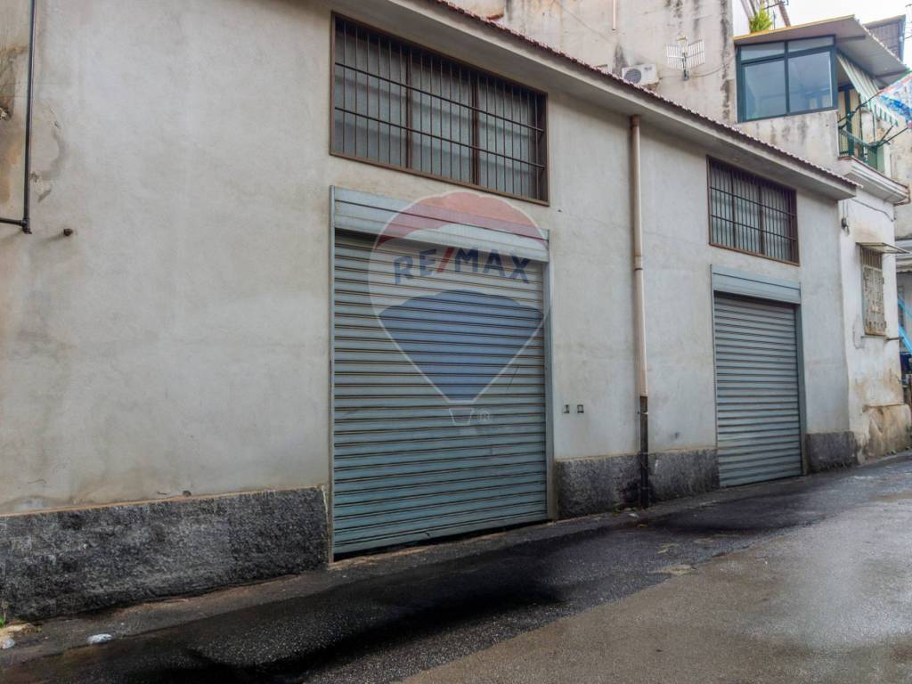 negozio in affitto a Napoli in zona Poggioreale