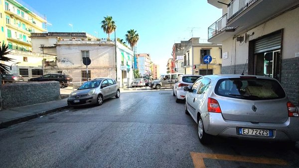locale commerciale in affitto a Napoli in zona Bagnoli