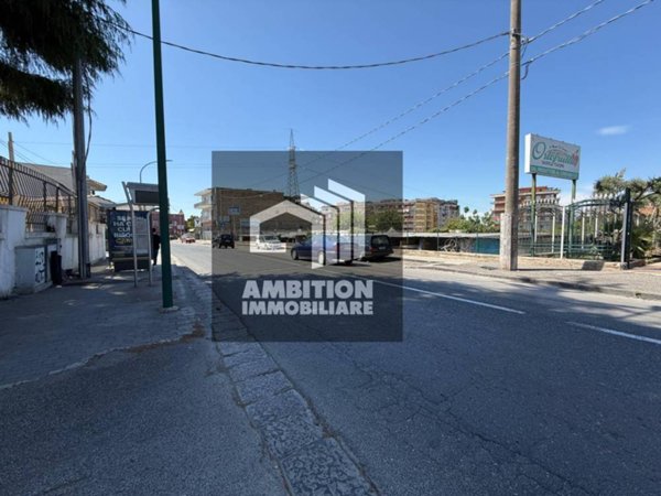 negozio in affitto a Napoli