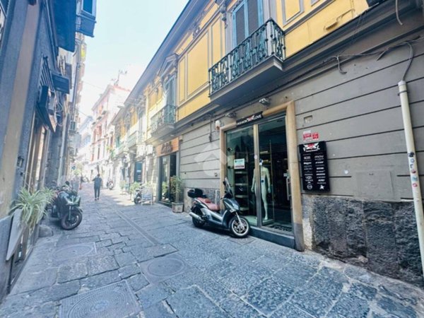 negozio in affitto a Napoli in zona Chiaia