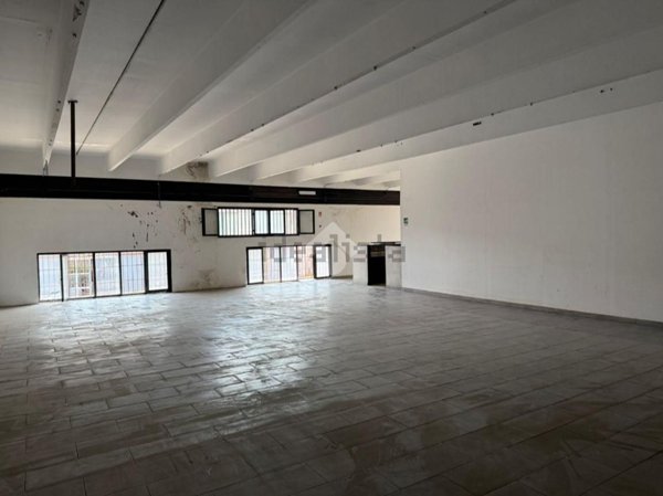 negozio in affitto a Napoli in zona Secondigliano