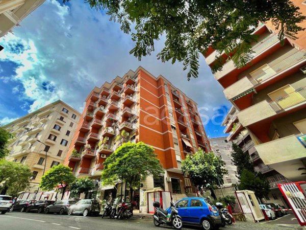 negozio in affitto a Napoli in zona Vomero