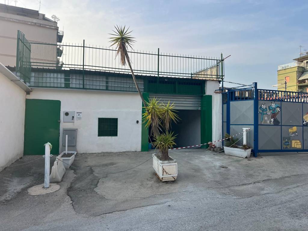 locale commerciale in affitto a Napoli in zona Fuorigrotta