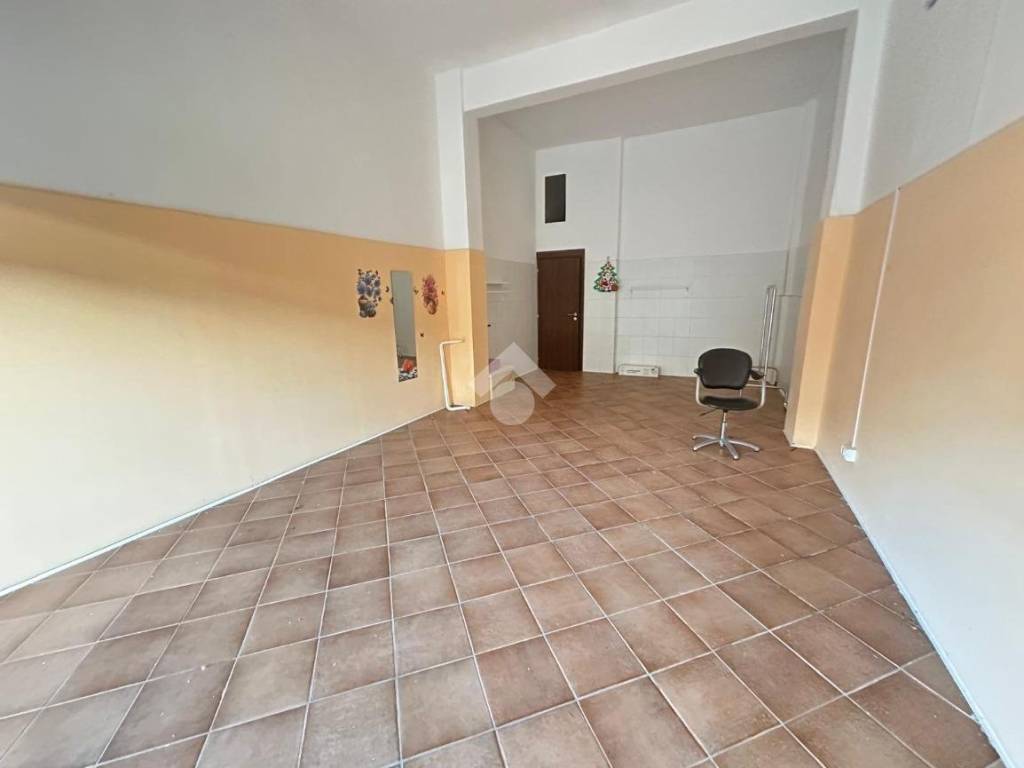 negozio in affitto a Napoli in zona Secondigliano