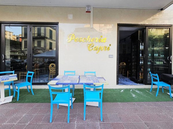 negozio in affitto a Napoli in zona Arenella