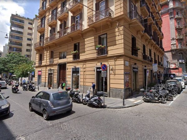 negozio in affitto a Napoli in zona Chiaia