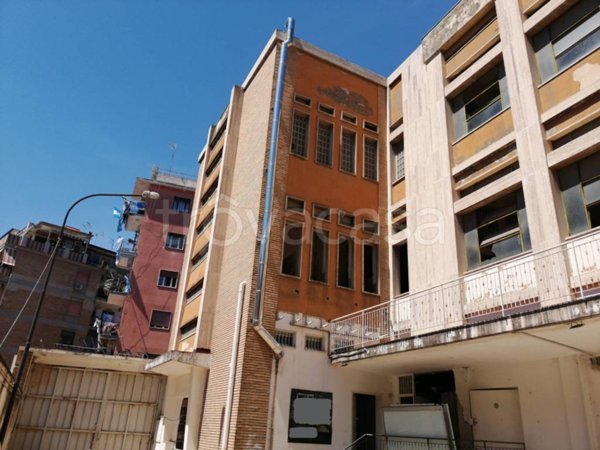 negozio in affitto a Napoli in zona San Carlo all'Arena