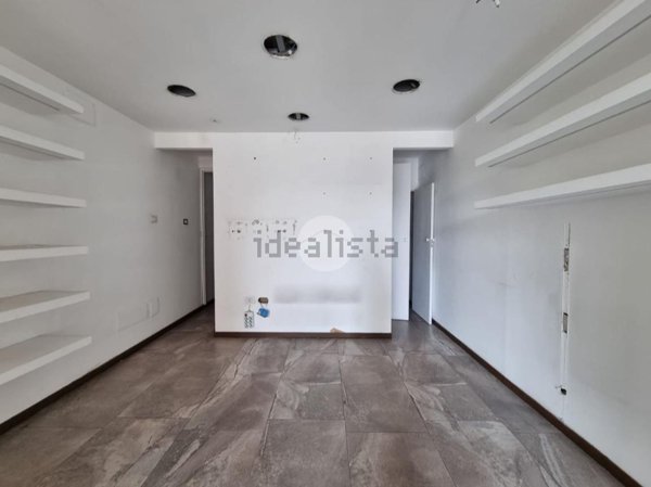negozio in affitto a Napoli in zona Vomero