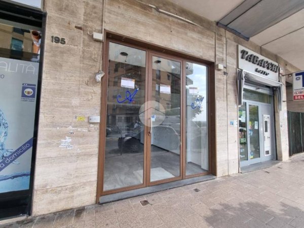 negozio in affitto a Napoli in zona Vomero
