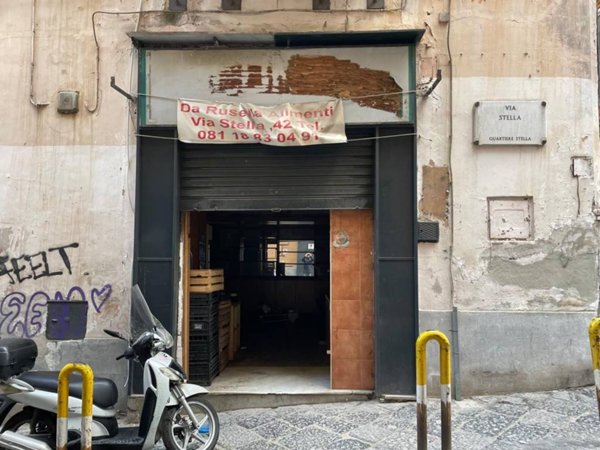 negozio in affitto a Napoli in zona Stella