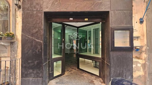 negozio in affitto a Napoli in zona Chiaia