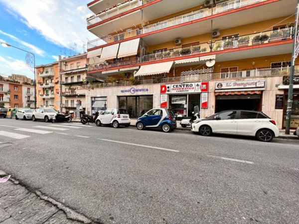 negozio in affitto a Napoli in zona Chiaia
