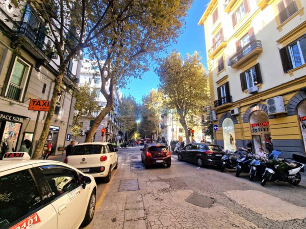 negozio in affitto a Napoli in zona Vomero