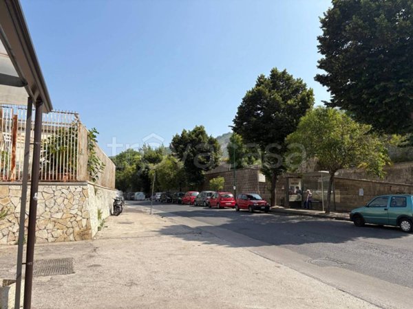 negozio in affitto a Napoli in zona Soccavo