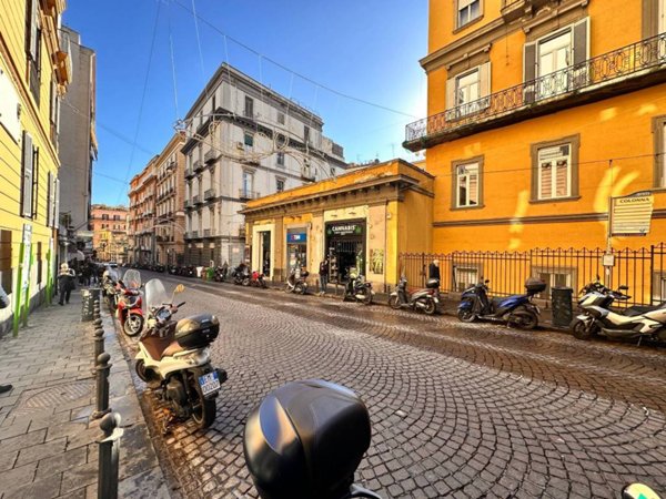 negozio in affitto a Napoli in zona Chiaia