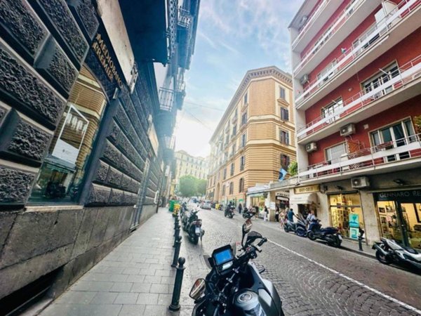 locale commerciale in affitto a Napoli in zona Chiaia