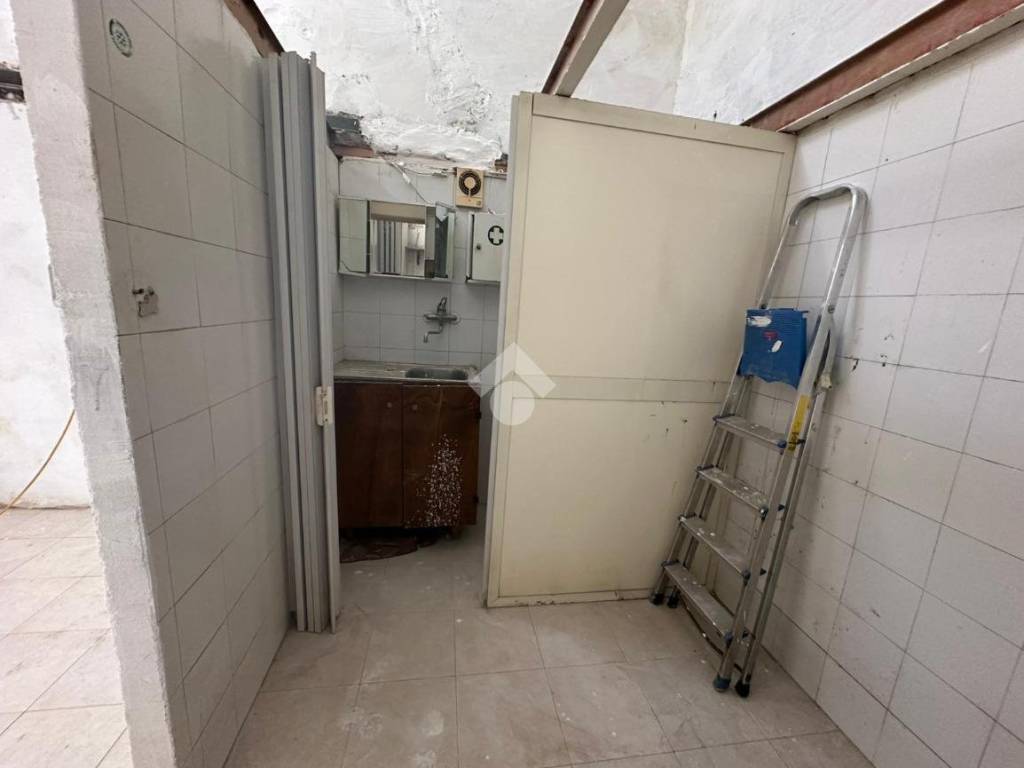 negozio in affitto a Napoli in zona Capodichino