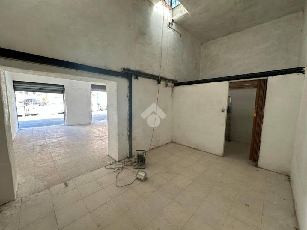 negozio in affitto a Napoli in zona Secondigliano