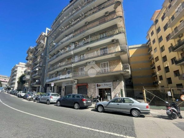 negozio in affitto a Napoli in zona Arenella