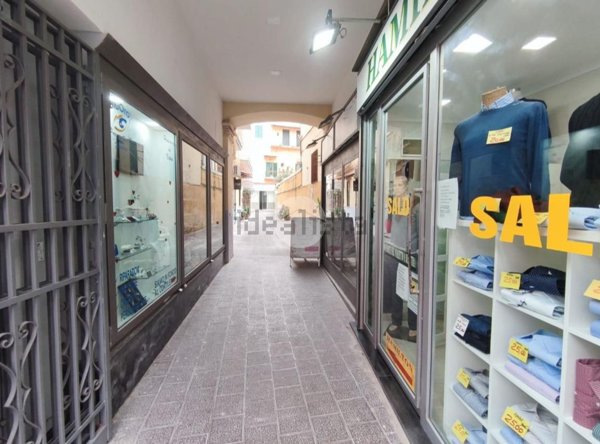 negozio in affitto a Napoli in zona Vomero