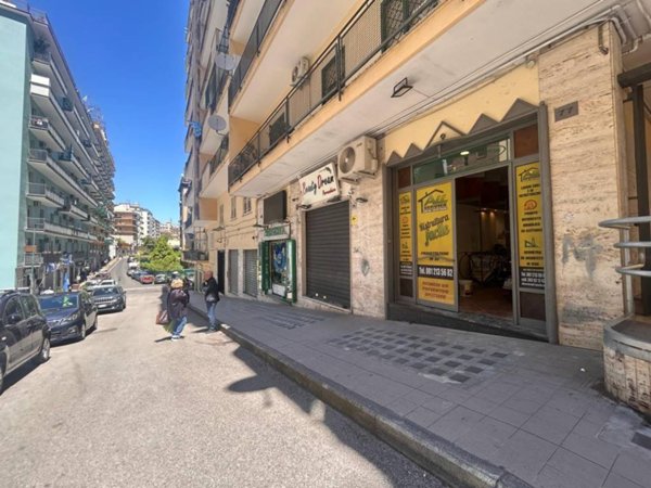 negozio in affitto a Napoli in zona Vomero