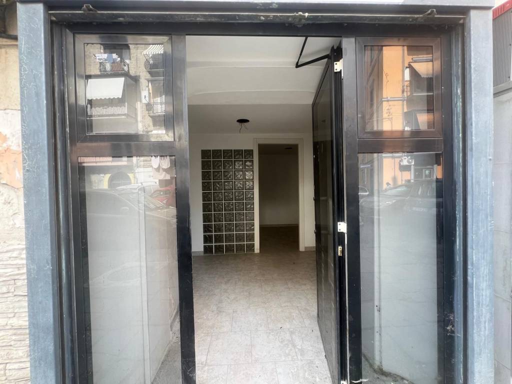negozio in affitto a Napoli