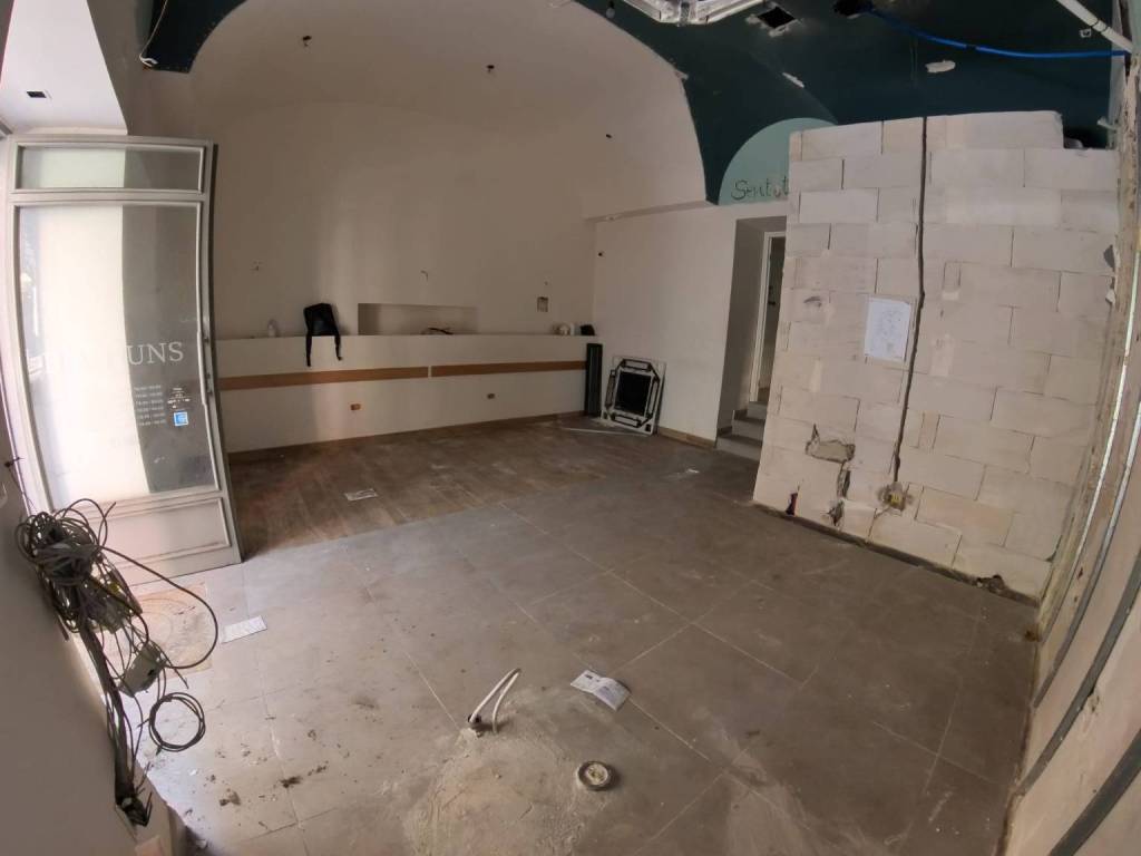 negozio in affitto a Napoli in zona Chiaia