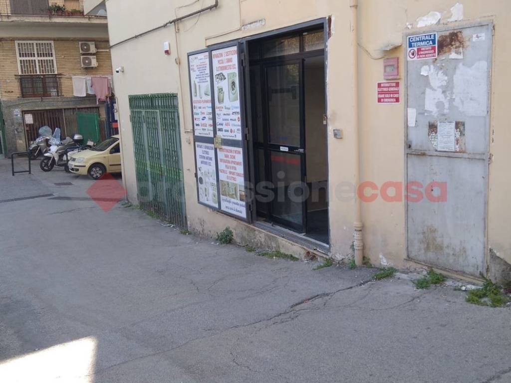 negozio in affitto a Napoli in zona Soccavo