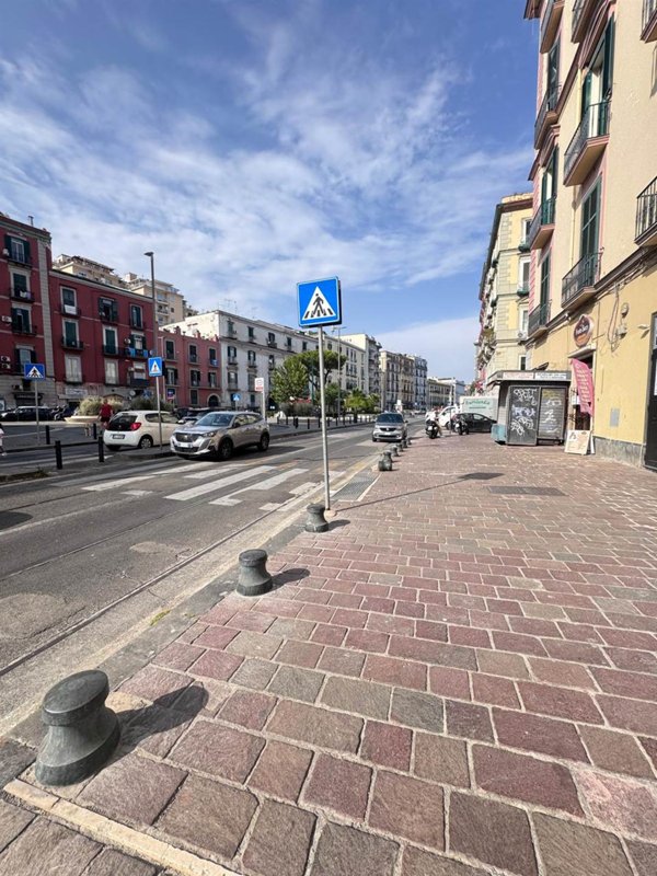 negozio in affitto a Napoli in zona Chiaia