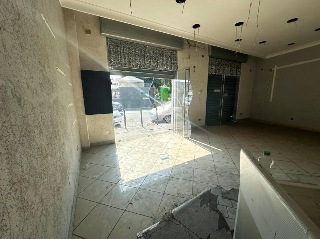 negozio in affitto a Napoli in zona Secondigliano