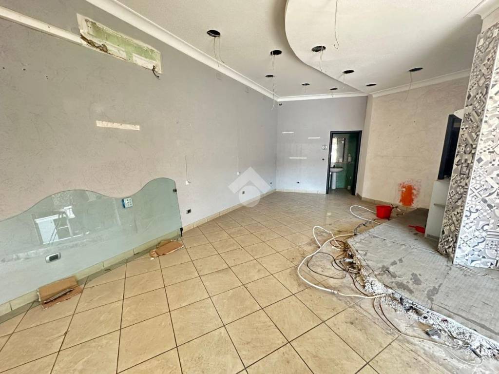 negozio in affitto a Napoli in zona Secondigliano