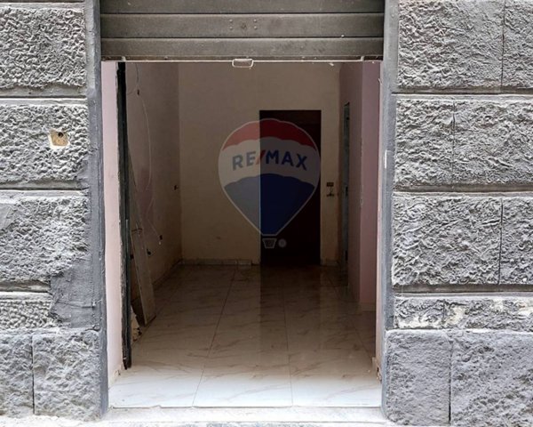 locale commerciale in affitto a Napoli in zona Pendino / San Giuseppe