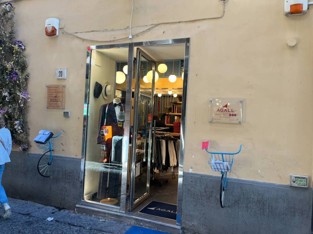 negozio in affitto a Napoli in zona Chiaia